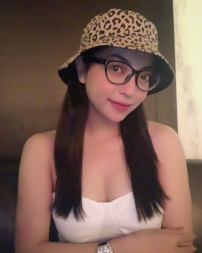 Một trong những khoảng cách xa nhất trên trái đất này chính là con gái lúc ở nhà và khi ra ngoài. Điển hình mới nhất đó là người yêu cũ của Quang Hải - Nhật Lê.