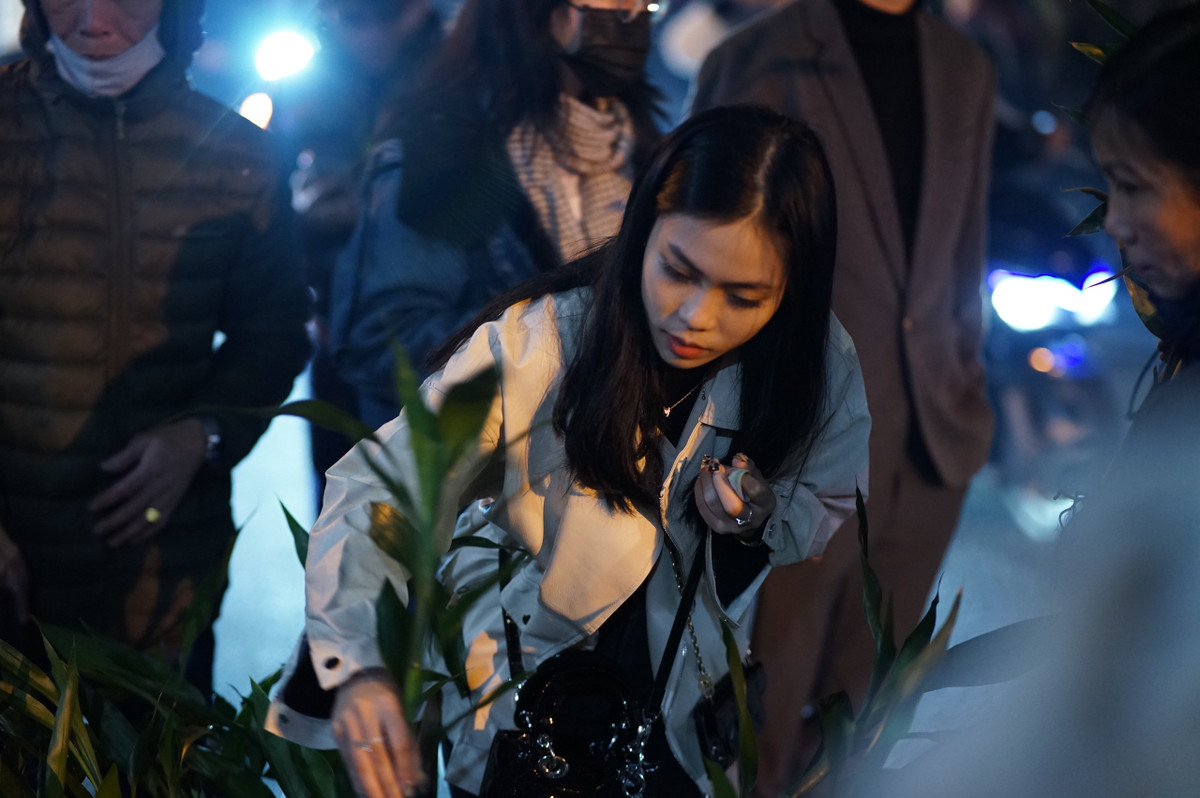 Bên cạnh túi lộc, nhiều người cũng chọn mua những cành lộc tại cửa chùa để mang về nhà trong năm mới.