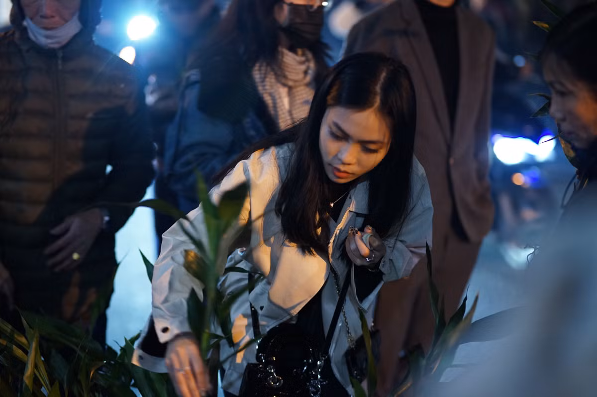 Bên cạnh túi lộc, nhiều người cũng chọn mua những cành lộc tại cửa chùa để mang về nhà trong năm mới.