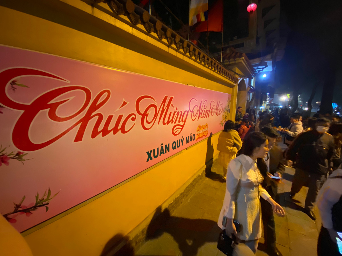 Ngay sau thời khắc thiêng liêng chuyển giao giữa năm cũ và năm mới, người dân lại nô nức đến chùa lễ Phật, cầu mọi sự an lành trong năm mới và hái lộc đầu năm.