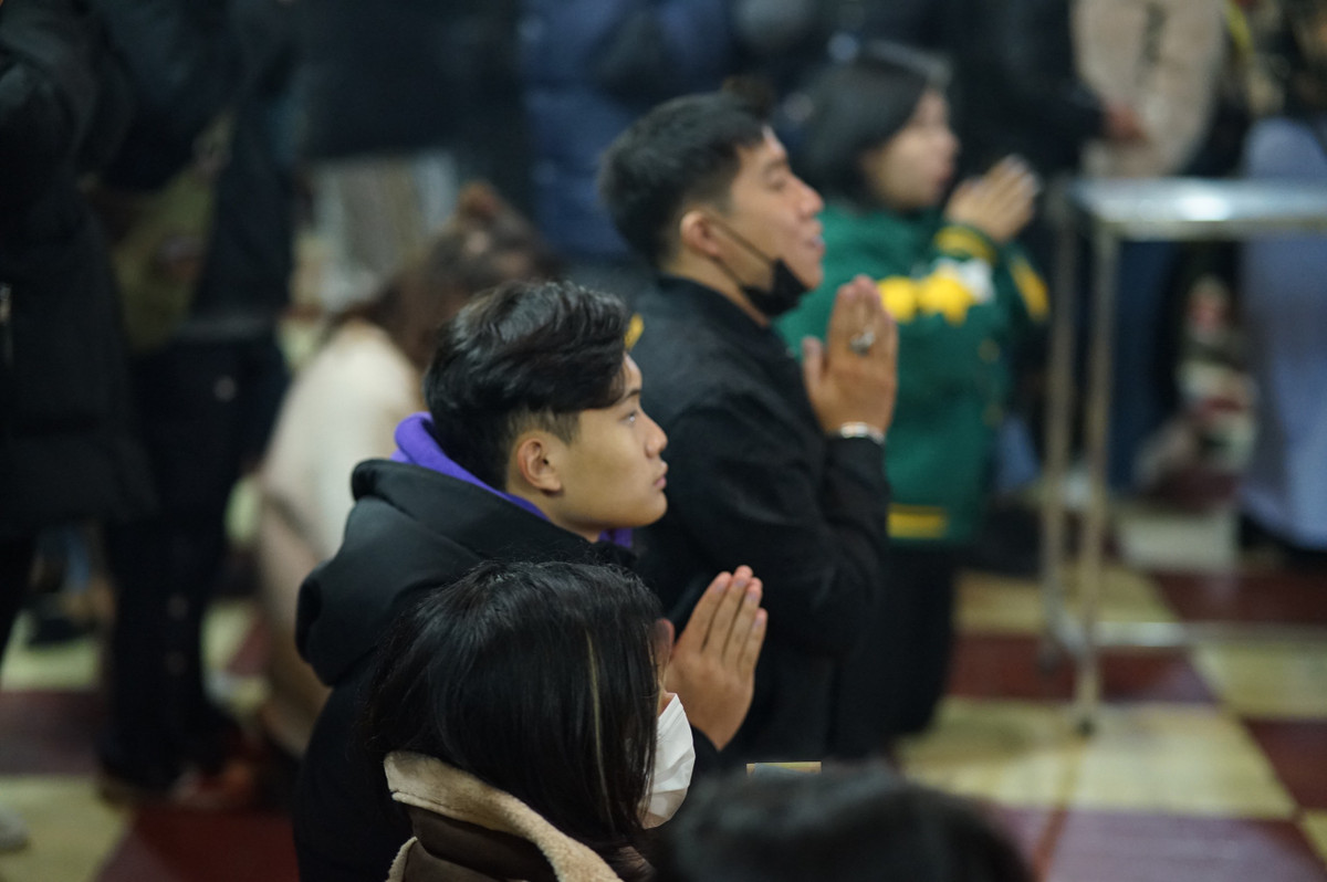 Có mặt tại chùa Quán Sứ - Hà Nội ngay sau khoảnh khắc đêm giao thừa, PV ghi nhận cảnh hàng trăm người đi chùa đầu năm.