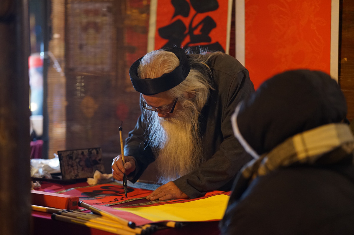 Còn tại Hồ Văn nhiều người dân đã tới đây để xin chữ sau khoảnh khắc giao thừa.