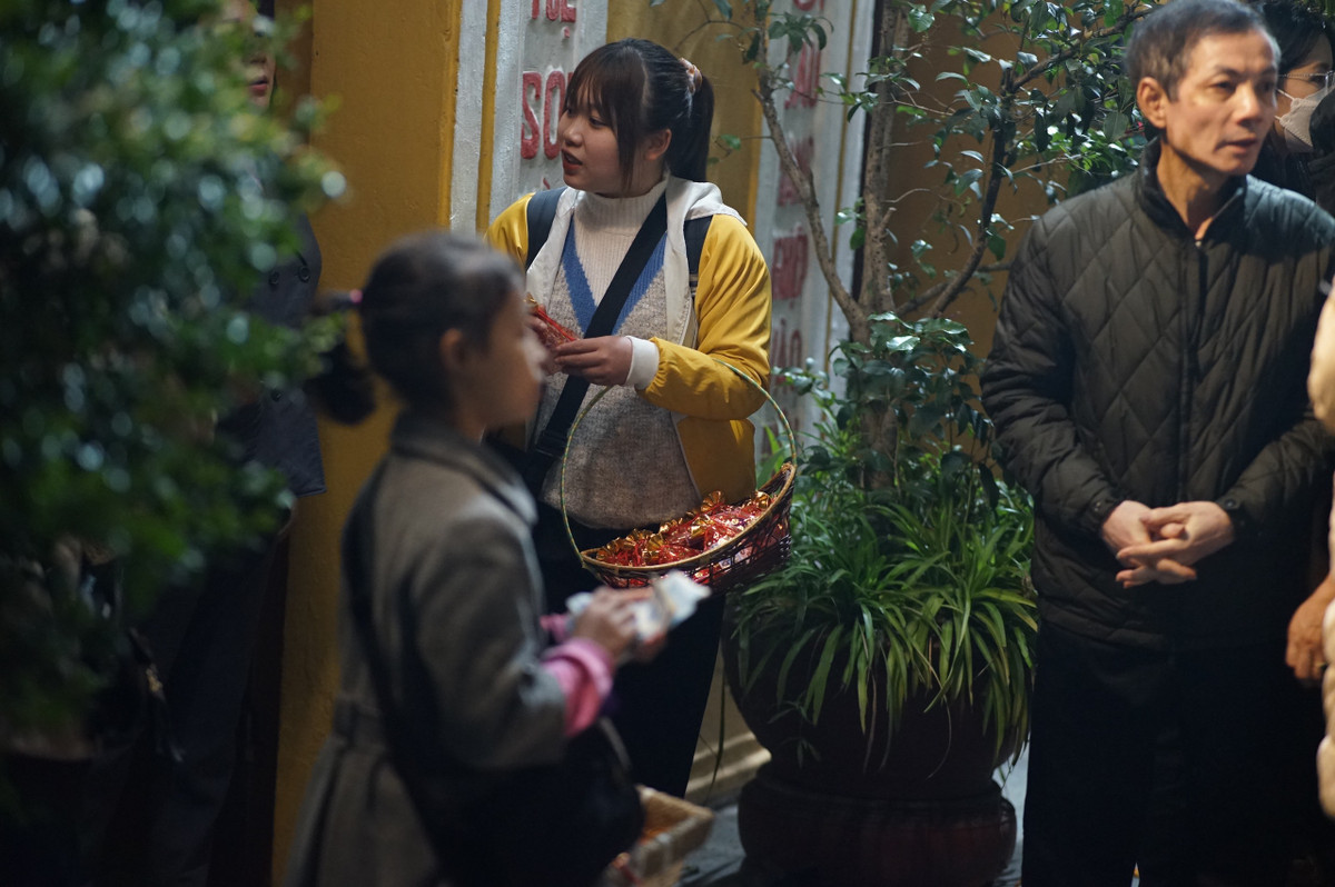 Phía ngoài cổng chùa, những túi muối, gạo và diêm được bày bán.