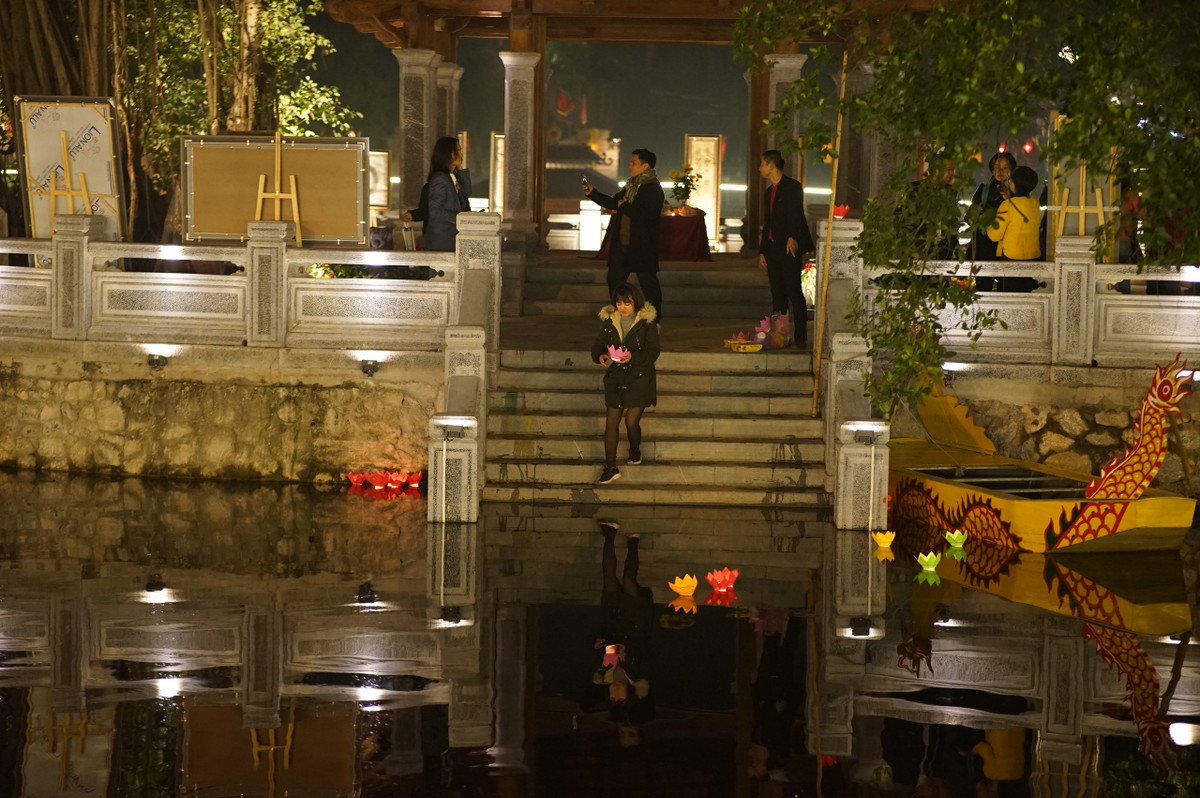 Những chiếc đèn hoa đăng được mang theo lời nguyện ước được người dân thả trong lòng Hồ Văn.