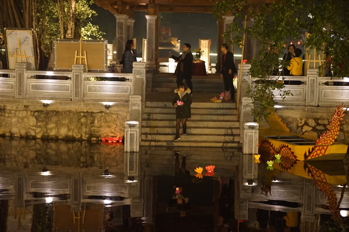 Những chiếc đèn hoa đăng được mang theo lời nguyện ước được người dân thả trong lòng Hồ Văn.