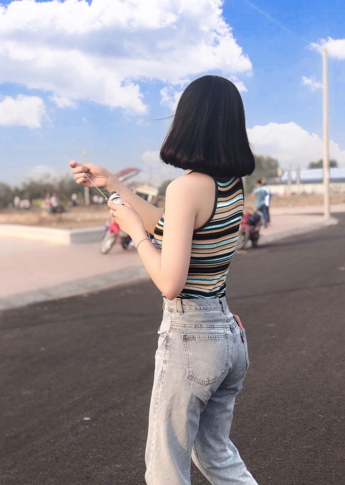 Dù không quay mặt lại nhưng với body như này, Cẩm Đan khiến vạn người phải mê mệt.