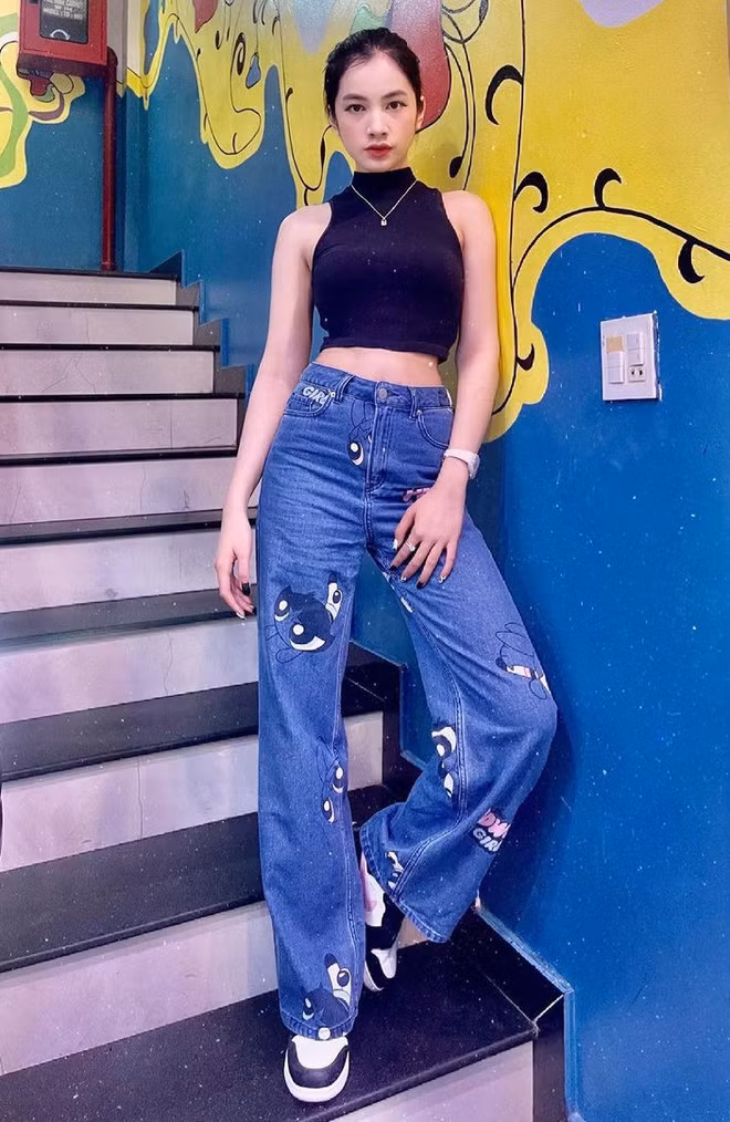 Phong cách đời thường của Cẩm Đan cũng rất được lòng người hâm mộ, đủ tiêu chí trẻ trung, năng động, đúng tuổi.