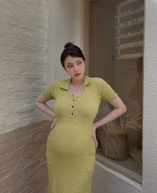 Ở hình ảnh này, nhan sắc của Sunna vẫn vô cùng ấn tượng và thu hút, nhưng phần lớn cộng đồng mạng đều dồn sự chú ý vào vòng 2 nhô ra của cô.