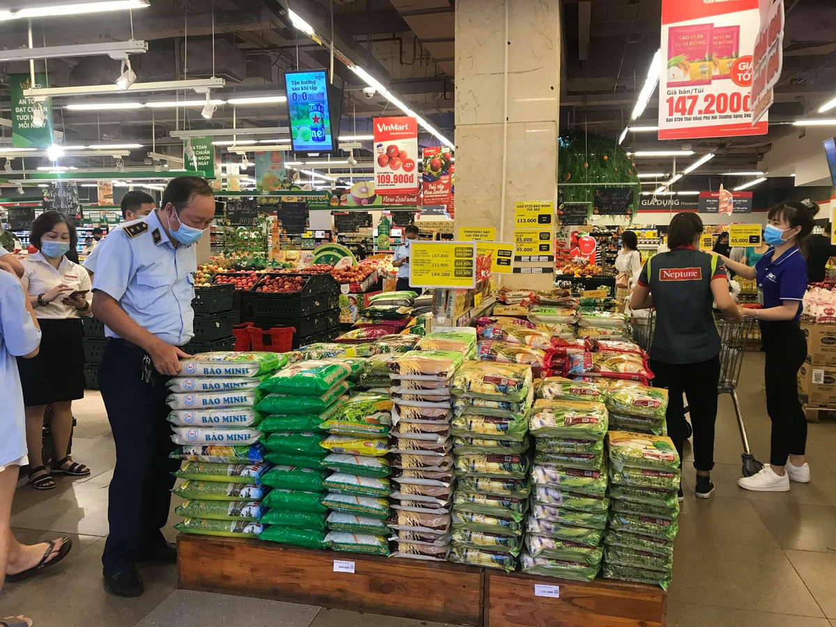 Giá cả cũng vẫn như ngày thường nhưng vì tâm lý ngại ra ngoài khi tình hình dịch phức tạp nên ai cũng muốn mua nhiều hơn mọi khi để tích trữ lương thực.