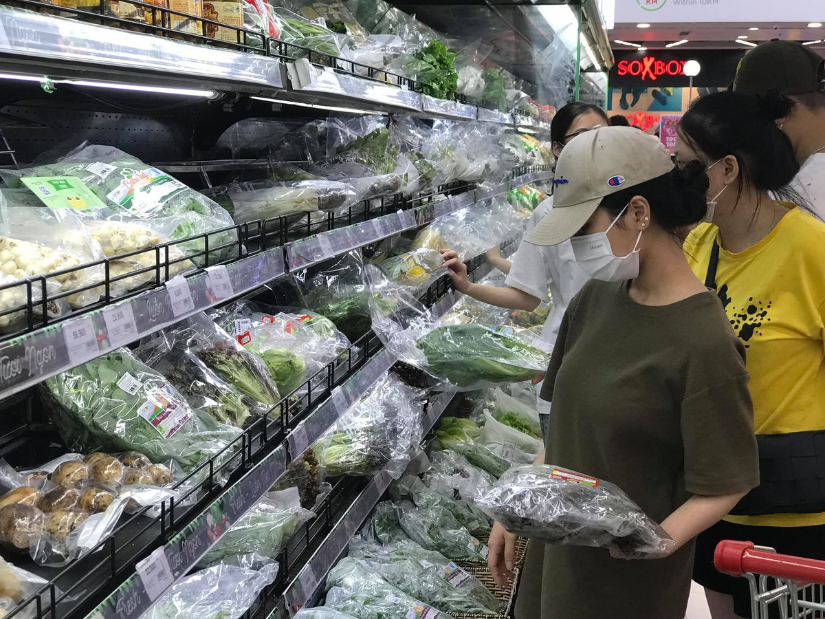 Trên mạng xã hội, nhiều người dùng facebook đã chia sẻ lại loạt ảnh các siêu thị lớn Hà Nội đều "cháy hàng", các quầy rau, thịt cá đều được "dọn" sạch sẽ.