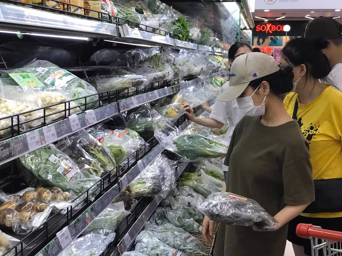 Trên mạng xã hội, nhiều người dùng facebook đã chia sẻ lại loạt ảnh các siêu thị lớn Hà Nội đều "cháy hàng", các quầy rau, thịt cá đều được "dọn" sạch sẽ.