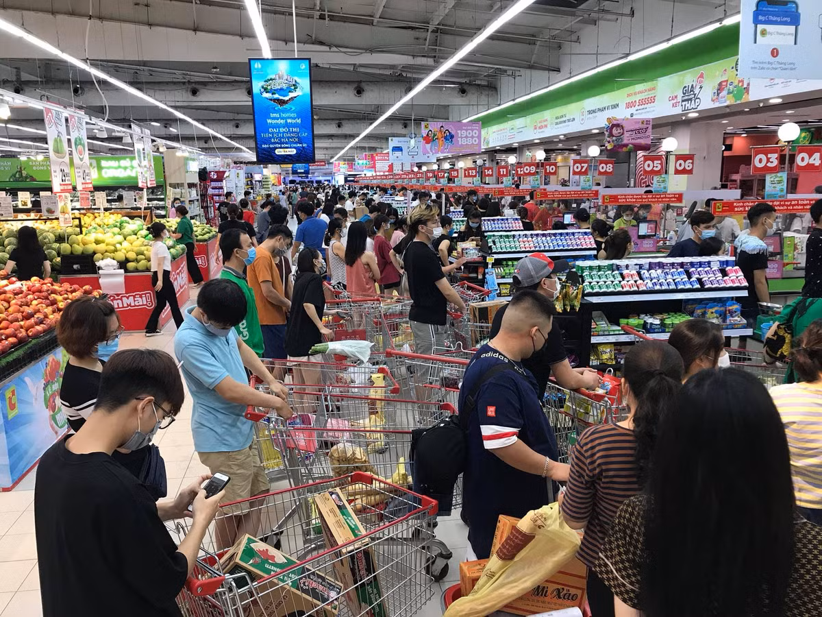 Sau khi văn bản thông báo của UBND TP Hà Nội có công điện về việc áp dụng các biện pháp cấp bách phòng, chống dịch trên địa bàn Thành phố từ 0 giờ ngày 19/7/2021 ngay lập tức người dân tại thủ đô đã "tràn về" các siêu thị, tạp hóa để tích trữ thực phẩm.