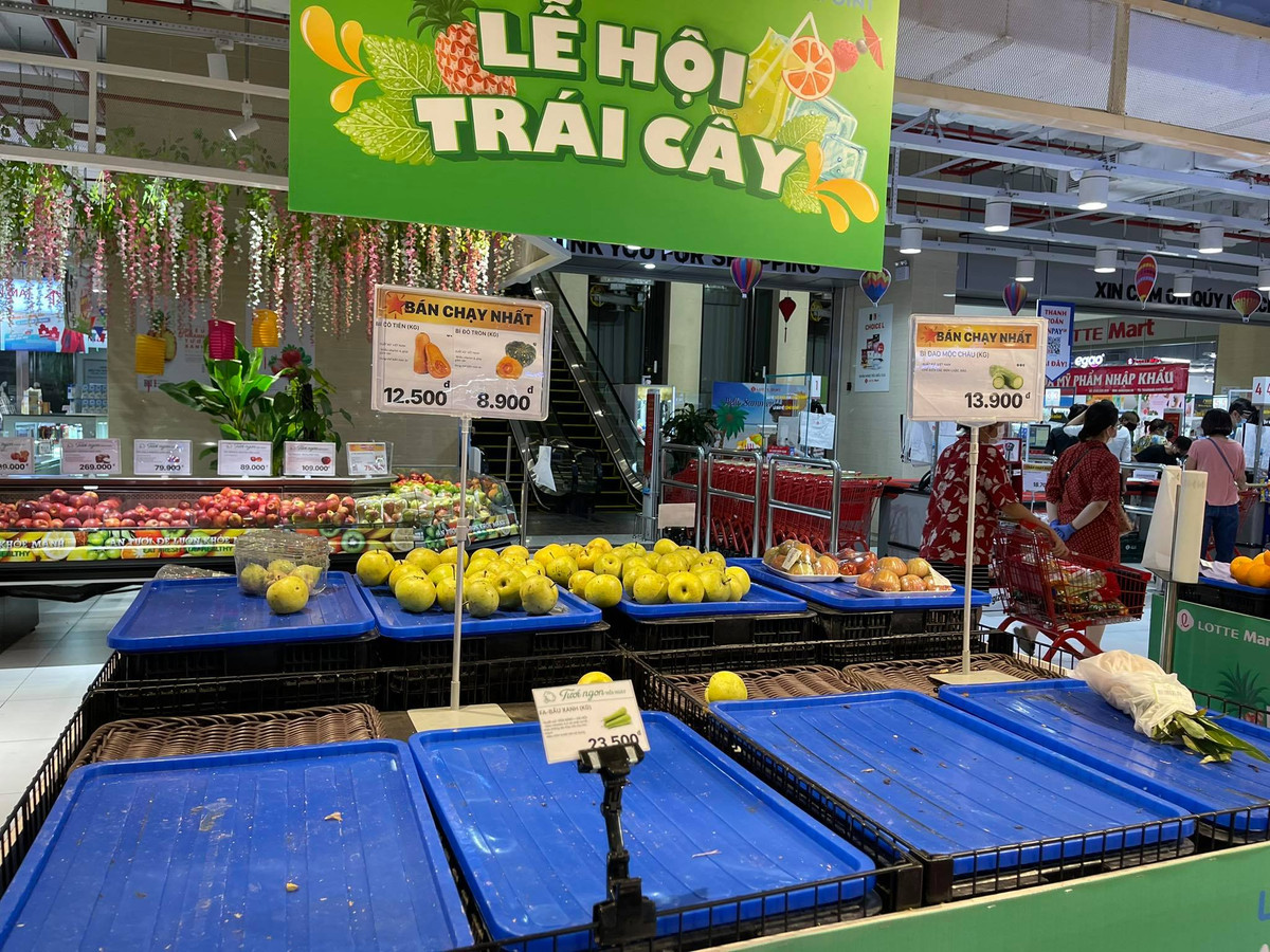 Thậm chí, một số dân mạng còn để lại bình luận với đại ý như kinh nghiệm gần 2 năm chống dịch rồi, người dân phải thật bình tĩnh và đồng lòng thời khắc khó khăn. Nhà nước không ngăn sông cấm chợ thì việc gì phải cuống lên.