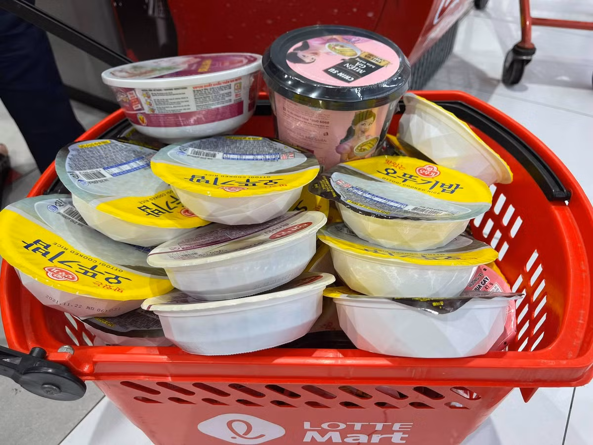 Được biết, lường trước được việc này, Sở Công thương Hà Nội đã phát ra thông cáo về việc đảm bảo hàng hoá phục vụ người dân phòng chống dịch COVID-19.