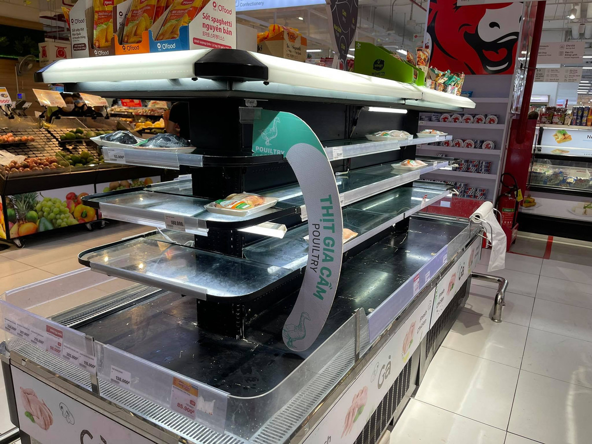 Trước sự việc này, nhiều cư dân mạng bình luận rằng, với kinh nghiệm phòng chống dịch từ những đợt dịch COVID-19 trước liệu nỗi lo khan hiếm thực phẩm hay tâm lý tích trữ đồ ăn có đáng lo ngại đến như vậy hay không?