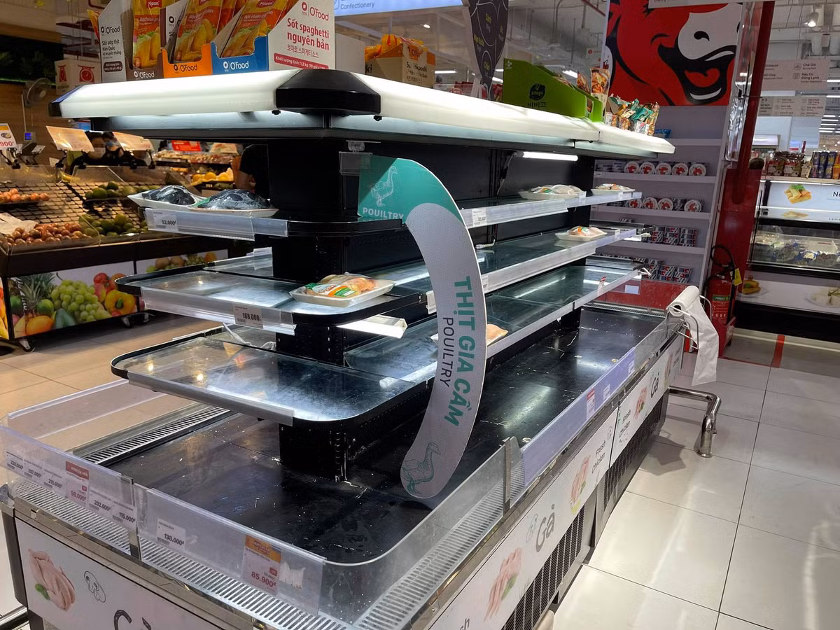 Trước sự việc này, nhiều cư dân mạng bình luận rằng, với kinh nghiệm phòng chống dịch từ những đợt dịch COVID-19 trước liệu nỗi lo khan hiếm thực phẩm hay tâm lý tích trữ đồ ăn có đáng lo ngại đến như vậy hay không?