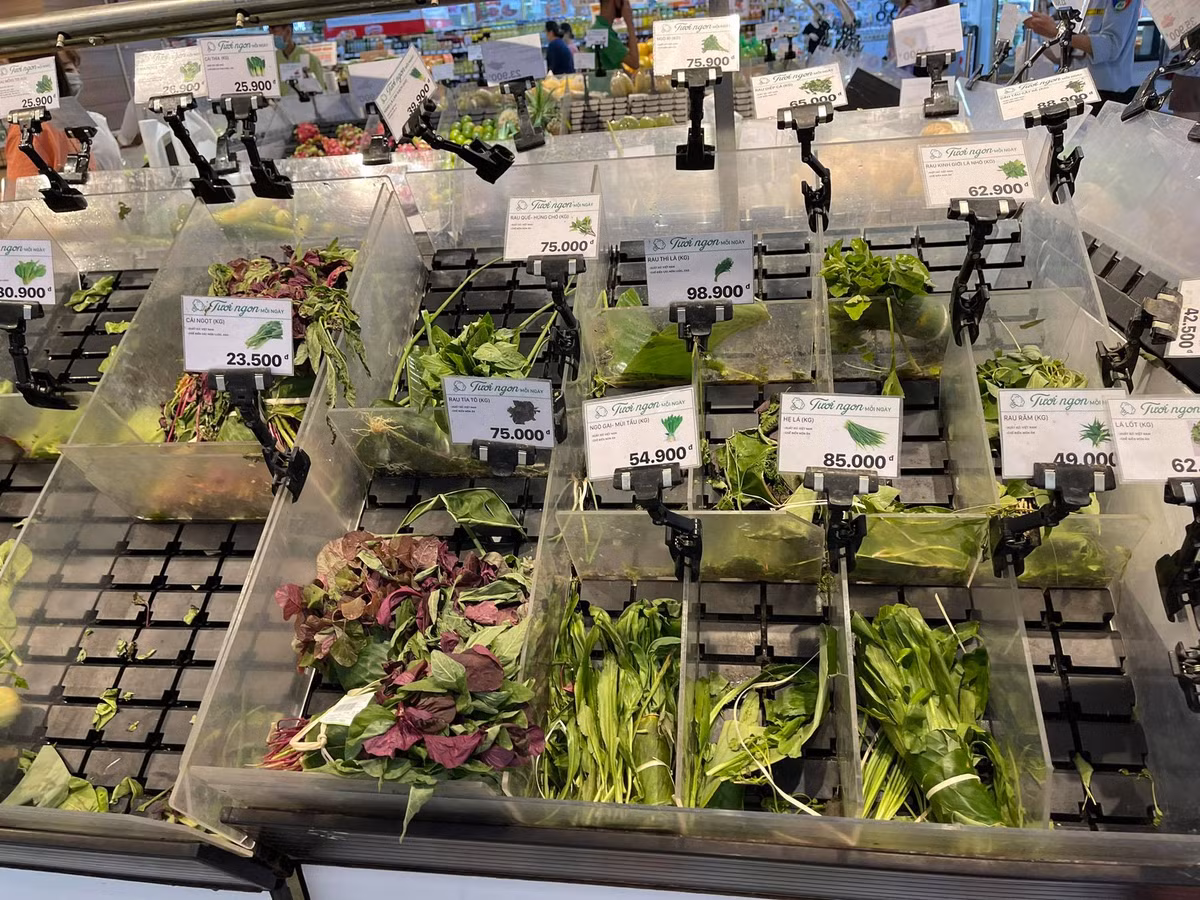 Một số ý kiến của dân mạng để lại dưới bức ảnh siêu thị Hà Nội đông nghẹt: "Khoản thực phẩm, chợ, siêu thị, các cửa hàng tiện lợi vẫn hoạt động bình thường chứ có đóng cửa đâu mà phải lo lắng, ùn ùn kéo nhau đi mua như thế?" hay "Đang hạn chế tụ tập đông người, quán ăn và quán cà phê không bán tại chỗ thì việc cả nghìn người tập trung ở siêu thị là hết sức rủi ro"...