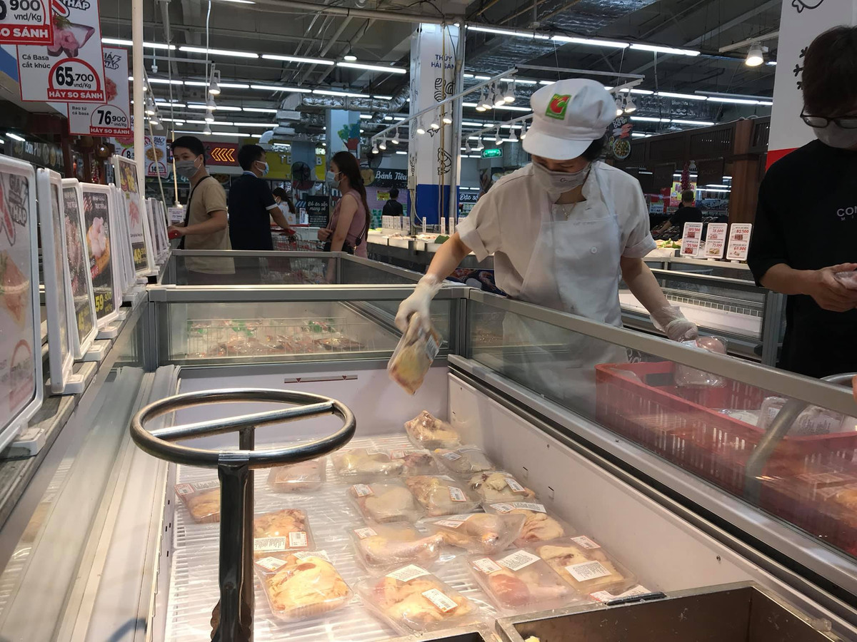Một số người dân chia sẻ trên các diễn đàn, đến khoảng hơn 9h tối, nhiều gian hàng trong siêu thị như thịt cá, trứng, rau xanh đã hết nhẵn đồ.