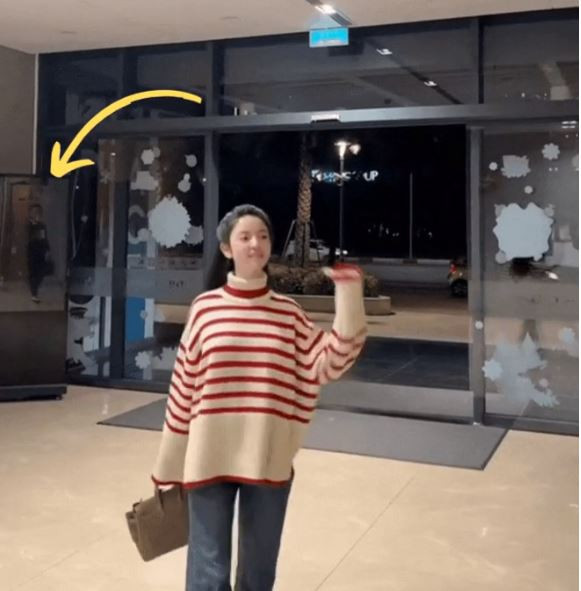 Song mới đây, một đoạn clip ngắn do Chu Thanh Huyền tự đăng tải bỗng gặp phải “tấm gương phản chủ”. Dù vẫn muốn giấu nhưng nhìn qua gương ai cũng thấy rõ bóng Quang Hải đi cùng bạn gái.