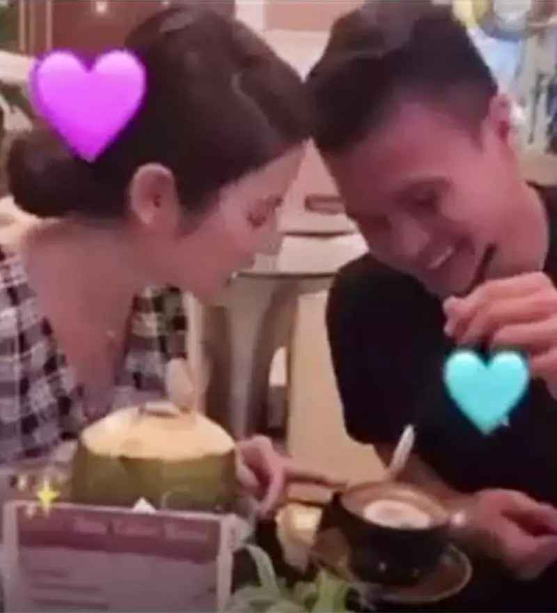 Trước đó ở đám cưới Đoàn Văn Hậu và Doãn Hải My, nam cầu thủ sinh năm 1997 cũng thể hiện nhiều cử chỉ ngọt ngào với bạn gái. Quang Hải cũng công khai gọi Chu Thanh Huyền là “vợ”, dẫn đi giới thiệu với nhiều đồng đội.