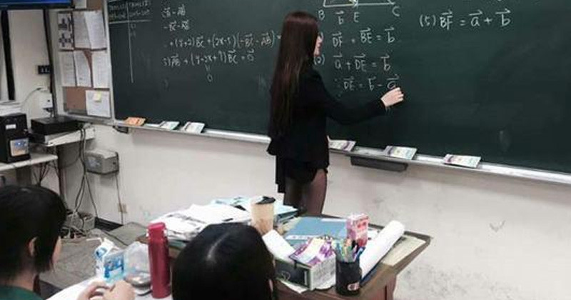 Tự nhiên, chúng sẽ có cảm giác xa cách với thầy cô giáo của mình", "Trang phục của giáo viên chỉ là một chuyện, nếu con của bạn không tập trung trong giờ học thì điều cần thiết là cha mẹ phải giáo dục trẻ chứ không phải là đổ lỗi cho cô giáo", một tài khoản mạng bày tỏ.