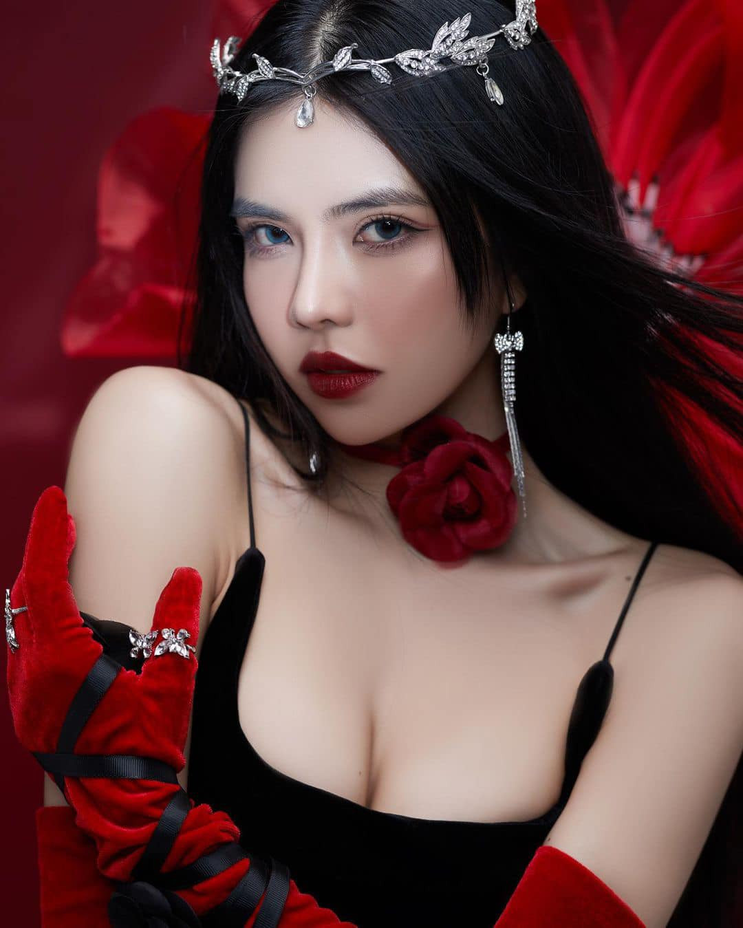 Năm 2021, Mai Dora bắt đầu với vai trò mới là MC của giải đấu LMHT VCS và nhận được sự chú ý từ khán giả bởi nhan sắc thu hút và bốc lửa của mình.