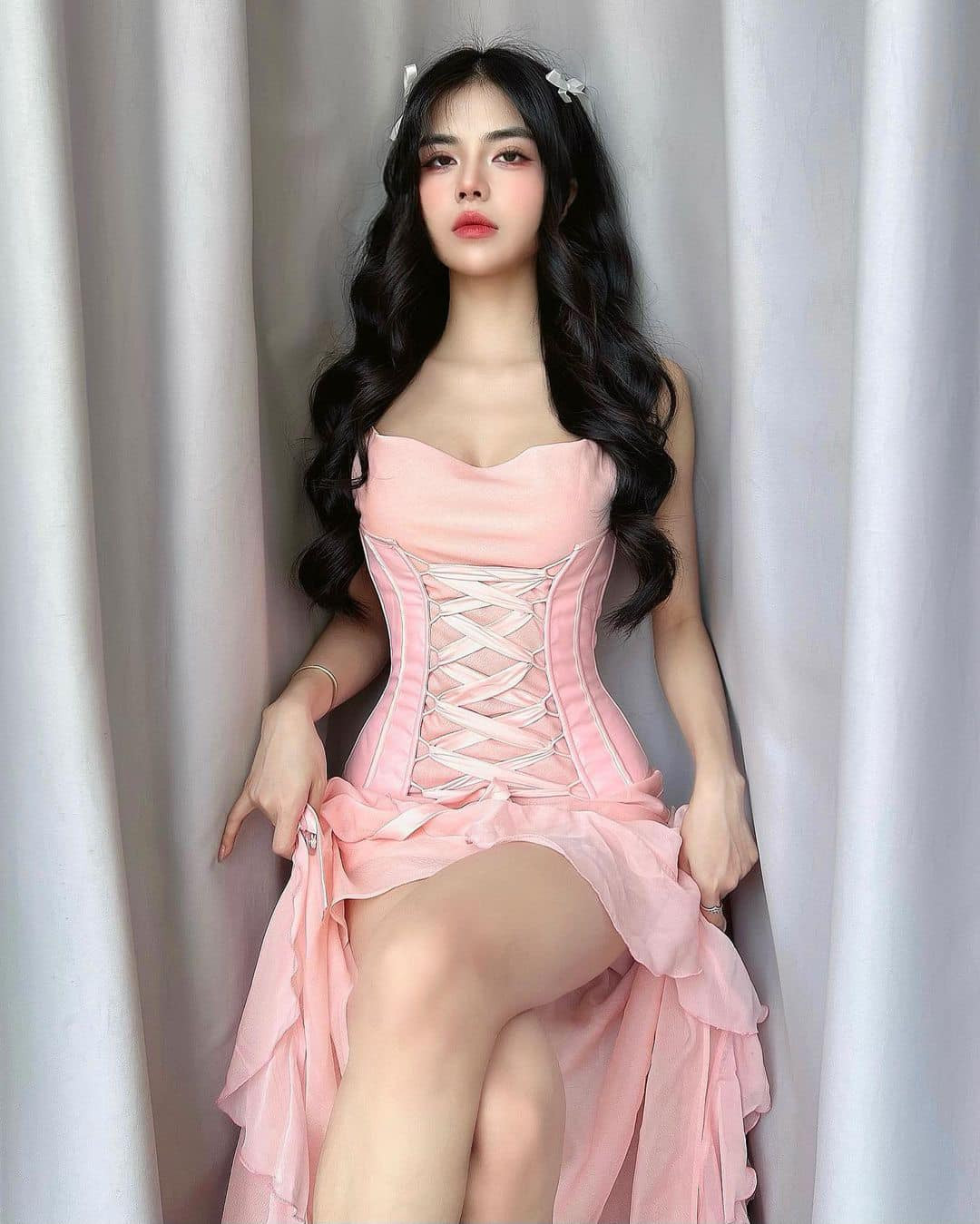 Mai Dora sở hữu gương mặt xinh xắn, đáng yêu nhưng lại có vóc dáng quyến rũ mê người nên cô nàng nhanh chóng nhận được sự chú ý từ đông đảo khán giả