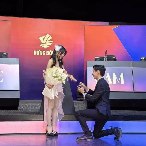 Mới đây, cộng đồng game thủ đã cực kỳ hứng thú trước màn cầu hôn ngọt ngào ngay sau trận đấu Chung kết VCS mùa Xuân 2023. Dù không được phát sóng trực tiếp nhưng Văn Tùng và Mai Dora đã gần như chiếm trọn spotlight của đêm Chung kết giải đấu LMHT số 1 Việt Nam.