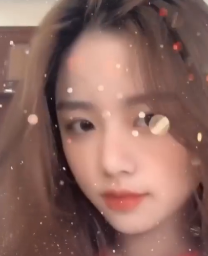 Sau khi “lột xác” thành công, Hằng Phan nhanh chóng lọt vào tầm mắt của cộng đồng mạng, thậm chí còn được đưa tin trên các trang báo nước ngoài như Star Entertainment hay Now News,… và được ưu ái nhắc đến với tên gọi “nữ thần thế hệ mới”.