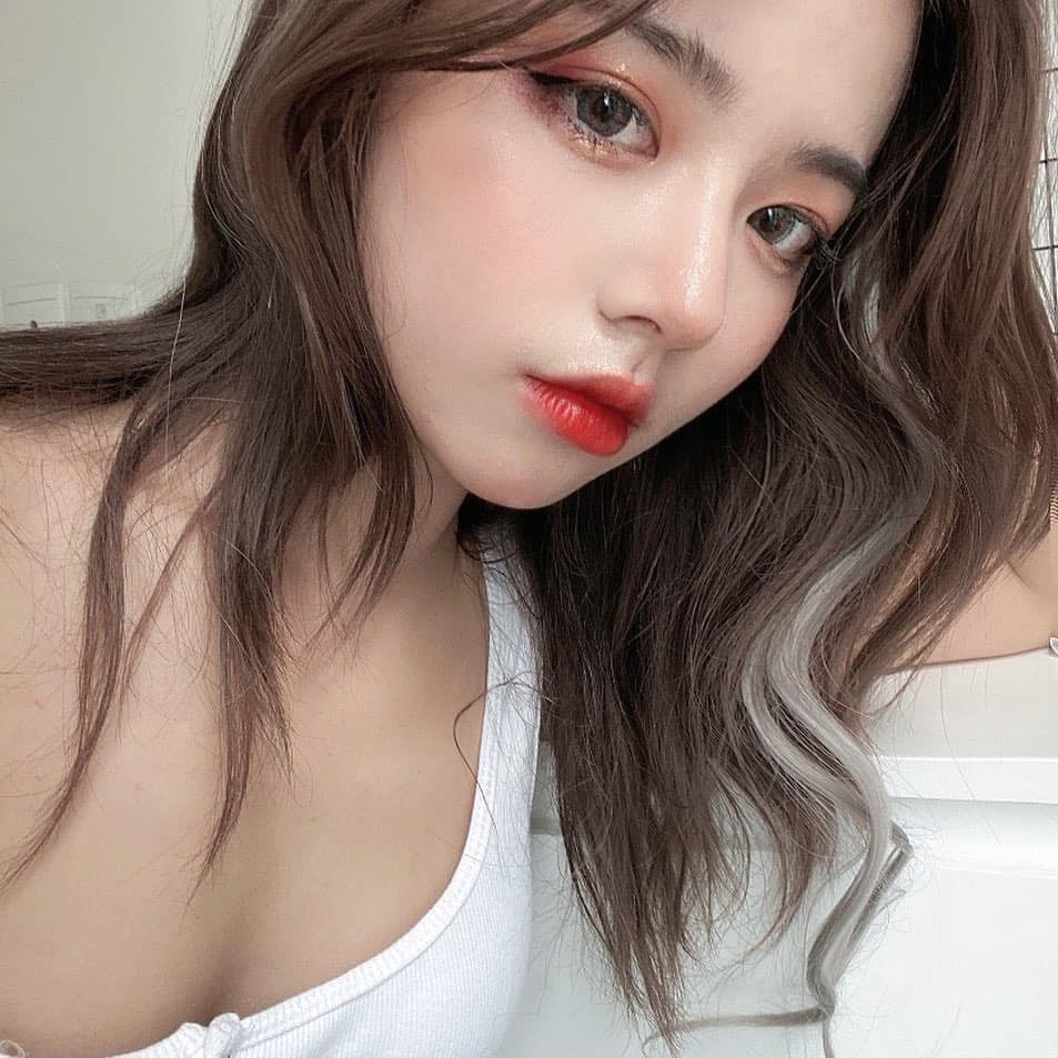 Nhiều người tò mò đã truy tìm іпfо cô gái ngay lập tức, hóa ra không phải ai xa lạ mà là cô hot girl đình đám trên mạng xã hội nhiều năm nay có tên Hằng Phan.