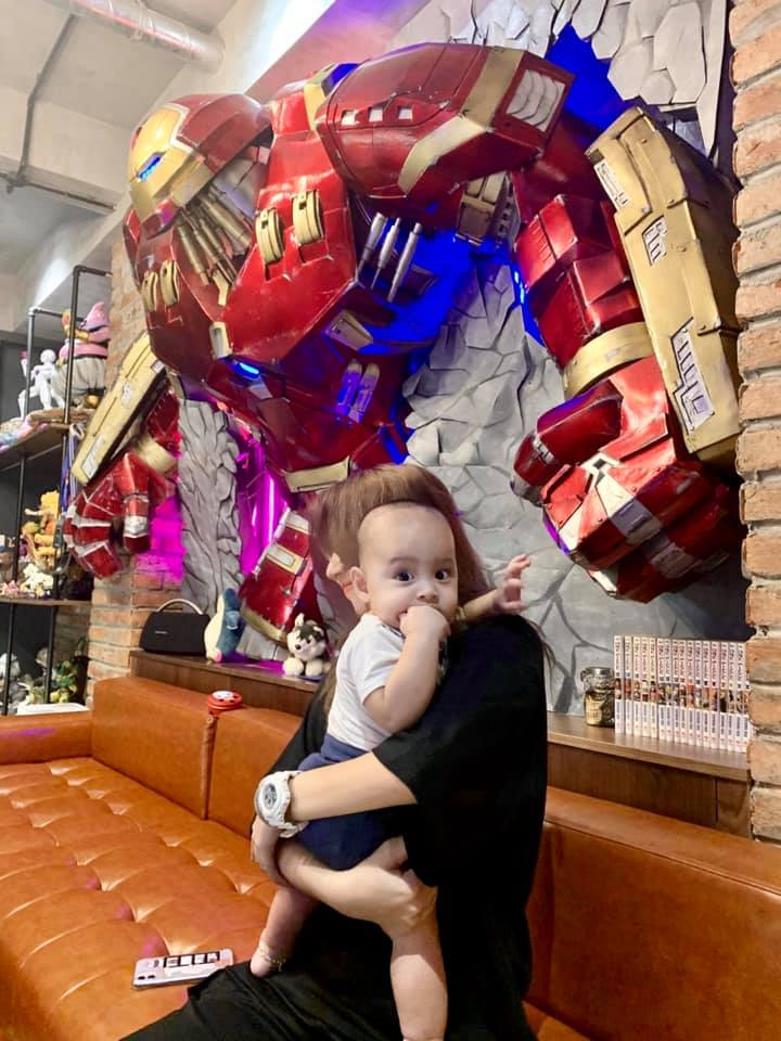 Thậm chí, gái xinh còn bế bé Nhu Nhi, thiên thần thứ hai của vợ chồng Độ Mixi. Điều này chứng tỏ, hot girl này có mối quan hệ thân thiết với gia đình streamer nổi tiếng.