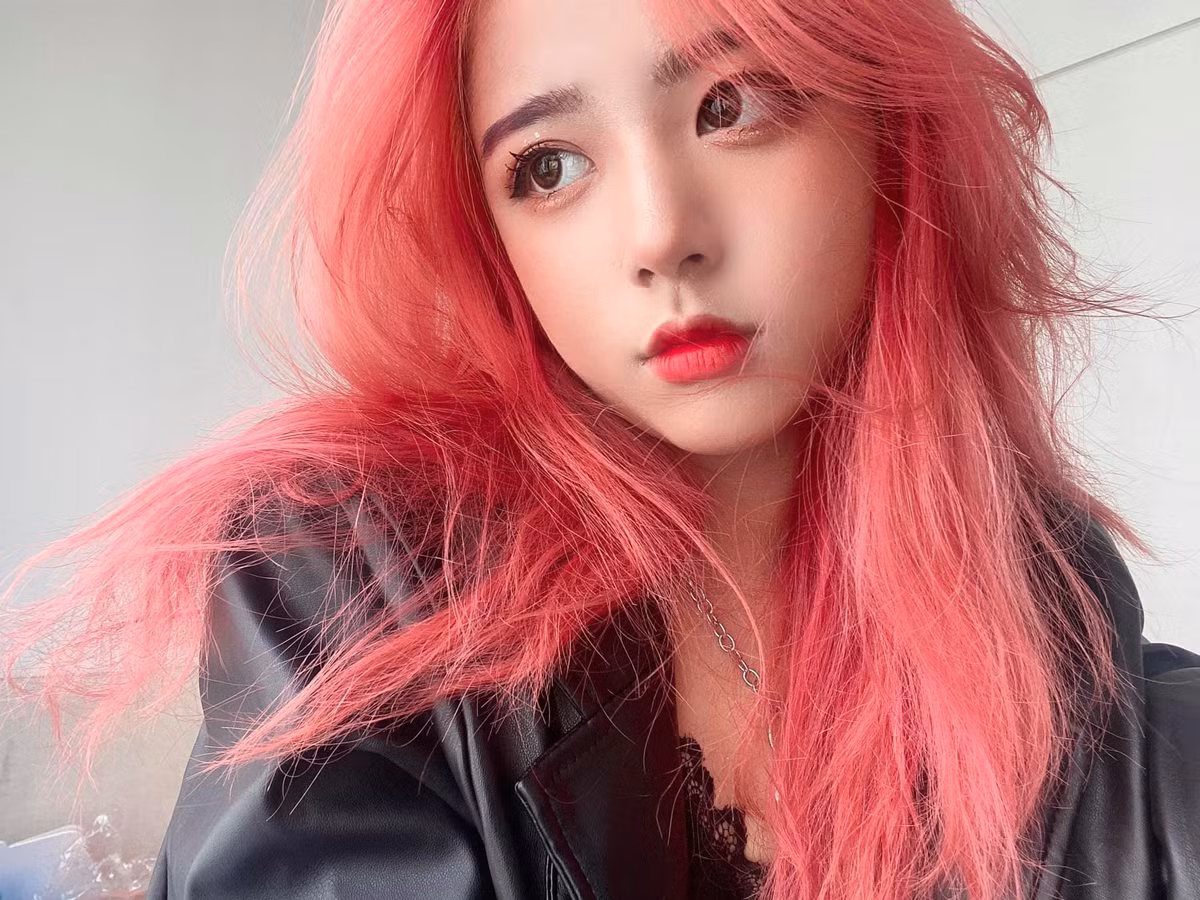 Trước khi có dung nhan như ngày nay, hot girl Hằng Phan không mấy bắt mắt bởi hàm răng hô, thân hình gầy còm và làn da đen đúa.