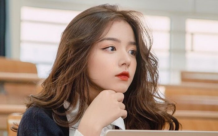 Hot girl Hằng Phan từng được nhiều người biết tới bằng danh hiệu "nữ thần" ảnh thẻ lẫn mặt mộc của trường ĐH Kinh tế Quốc dân.