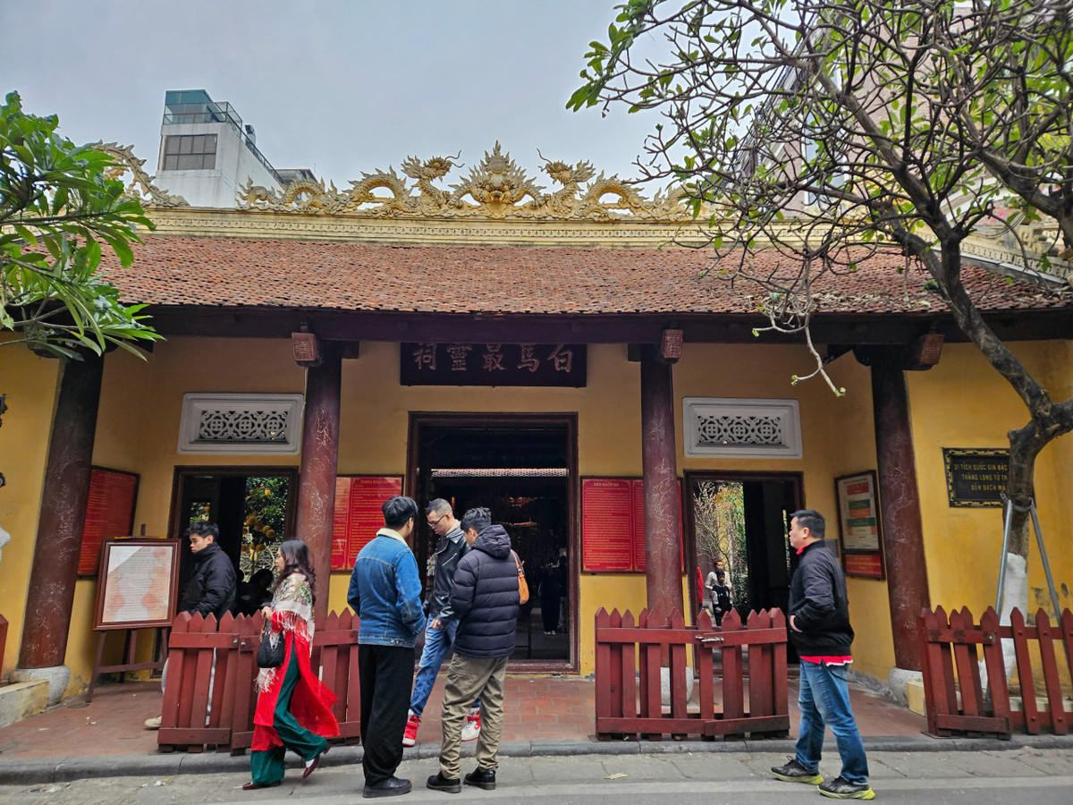 Mỗi dịp Tết đến Xuân về, người dân đi lễ chùa đầu năm, cầu những điều tốt đẹp trong năm mới.