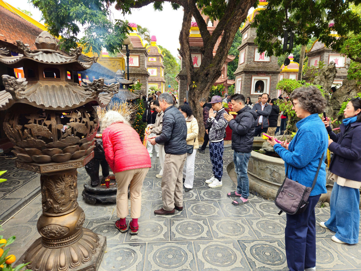 Việc đi lễ đầu năm, đặc biệt là sáng mùng 1 Tết Âm lịch đã trở thành thói quen của nhiều người dân Thủ đô.