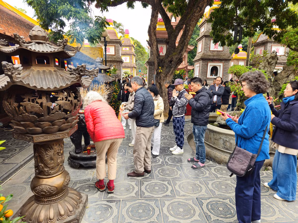 Việc đi lễ đầu năm, đặc biệt là sáng mùng 1 Tết Âm lịch đã trở thành thói quen của nhiều người dân Thủ đô.