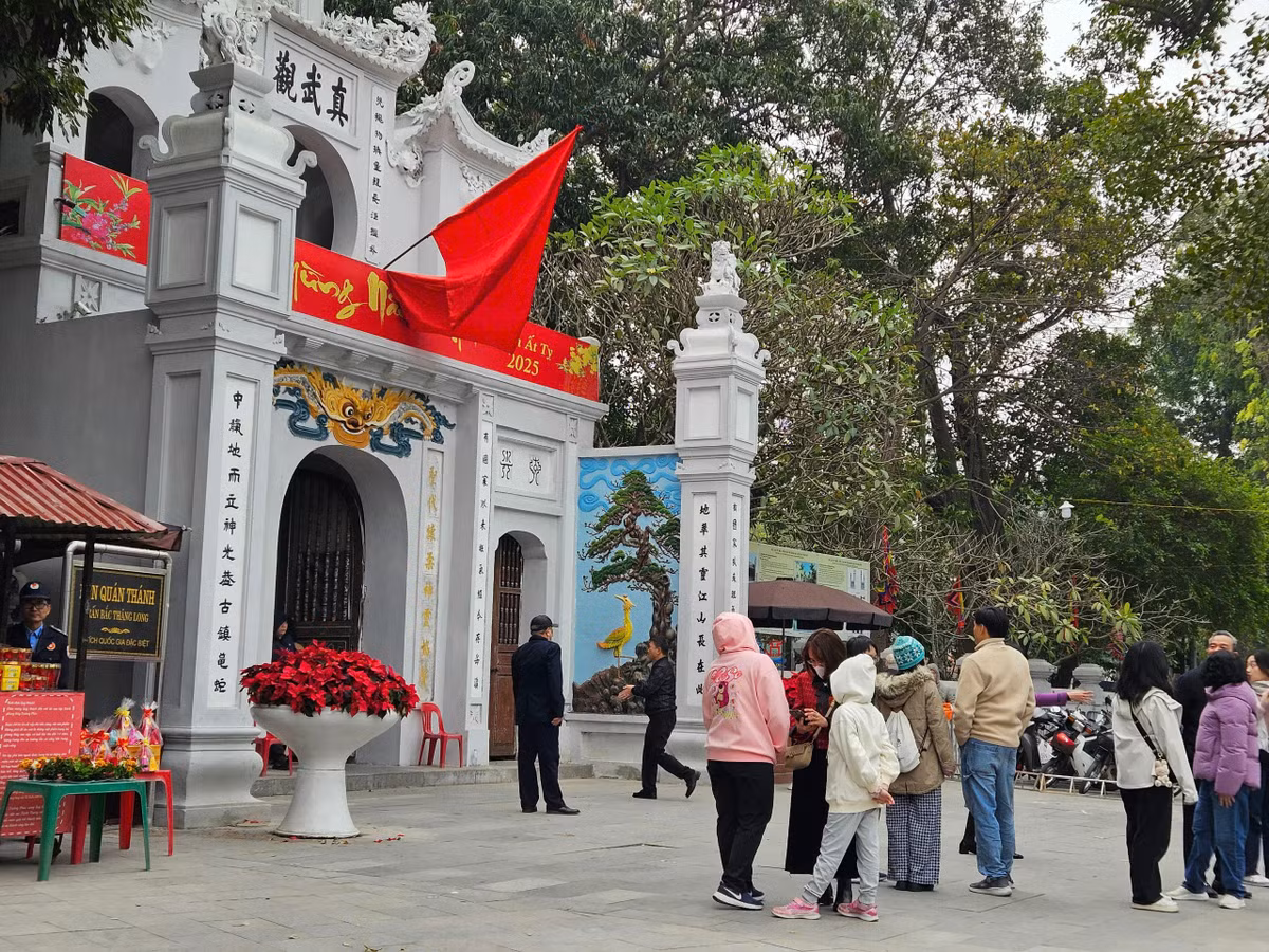 Dịp này, người dân Thủ đô và các tỉnh lân cận cũng nô nức du xuân, đi lễ ở những ngôi chùa nổi tiếng của Hà Nội như: Trấn Quốc, Ngọc Sơn, Phủ Tây Hồ...