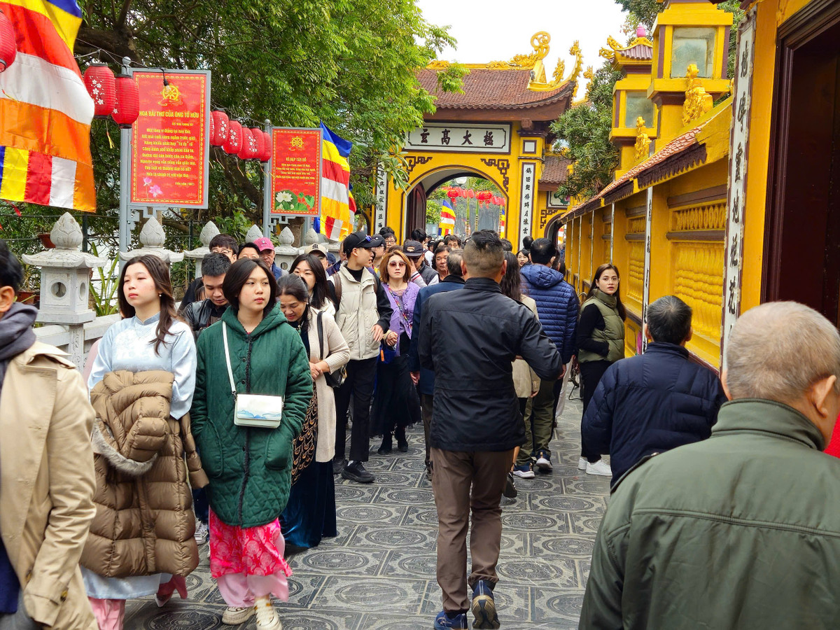 Không gian sân bên ngoài cũng trở nên đông đúc, nhiều thời điểm chật kín người dân và phật tử tới thắp hương.