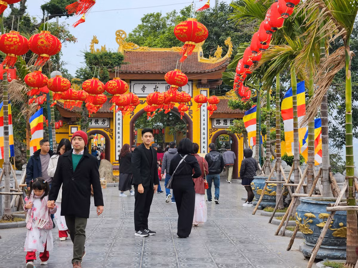 Ghi nhận tại Chùa Trấn Quốc (quận Tây Hồ, Hà Nội) thời điểm 10h sáng 29/1 (tức mùng 1 Tết), dòng người nườm nượp đổ về đây đi lễ, cầu may ngày đầu năm mới.