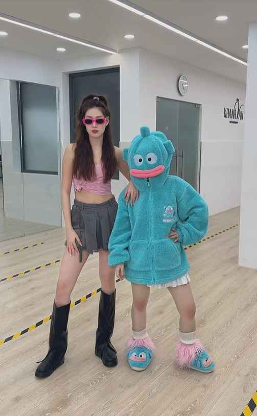 Về cơ bản, trend này chỉ đơn giản là khi đèn sáng, người tham gia mặc trang phục kín đáo, có phần xuề xoà để nhảy nhót. Vài giây sau, khi đèn vừa tắt thì trang phục biến thành bộ khác, khoe trọn vóc dáng và đường cong chiến đét của người nhảy. Mỗi clip chỉ dài khoảng hơn chục giây nhưng cực cuốn, khiến netizen phải xem đi xem lại cả chục lần.