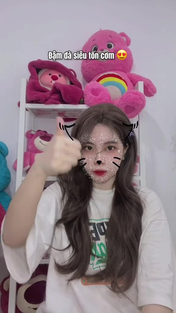 Về phần Cá Hề Biết Nhảy, cô nàng thẳng thắn thừa nhận mình không phải là người tạo trend bật tắt đèn mà chỉ học hỏi từ Douyin (tên của TikTok ở Trung Quốc).