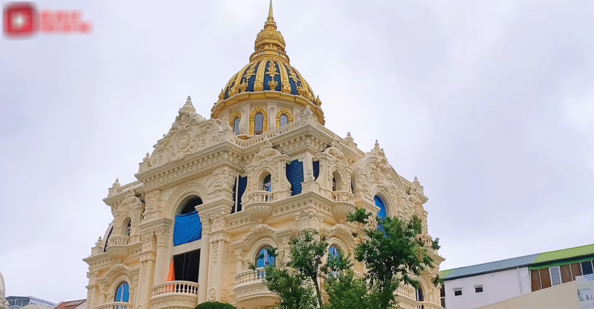 Tòa lâu đài mọc lên sừng sững giữa mặt phố, vì đang trong quá trình hoàn thiện nên xung quanh vẫn được rào chắn cẩn thận. Tuy vậy, dân mạng đã bắt đầu xôn xao về thiết kế của tòa lâu đài lộng lẫy này.