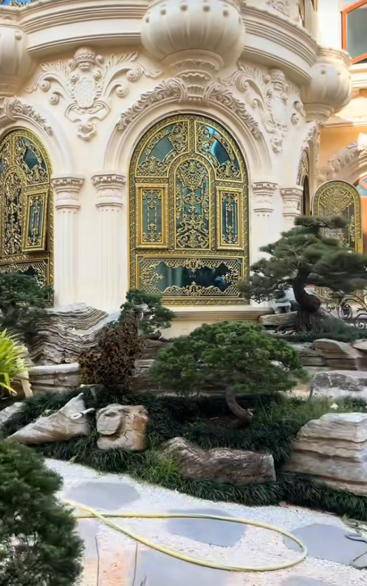 Nếu như mặt trước của tòa lâu đài ấn tượng với những bức phù điêu, chạm trổ tinh xảo, thì phía mặt bên trong lại mãn nhãn với những ô cửa kính điểm xuyết. Chưa kể những ô cửa được làm bằng kính xanh, khi phản chiếu ánh nắng mặt trời, tạo nên ánh sáng đẹp và ảo diệu vô cùng.