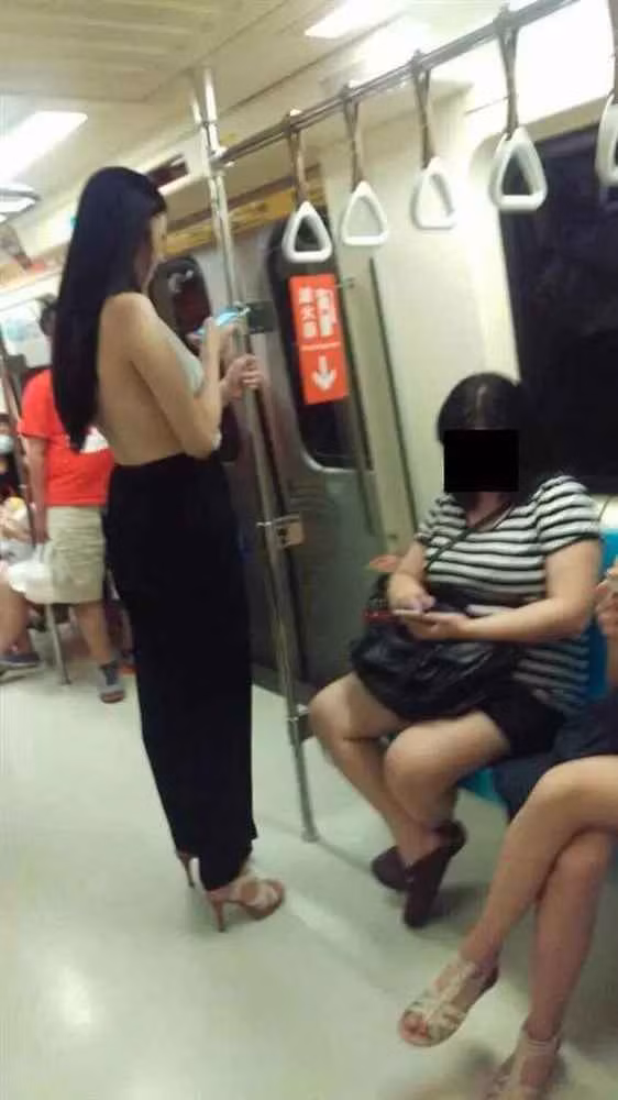 Nhân viên tàu Metro Thượng Hải cho biết, theo nội dung video có thể thấy cả 4 hành khách này đều không đeo khẩu trang đúng theo quy định phòng chống dịch bệnh.