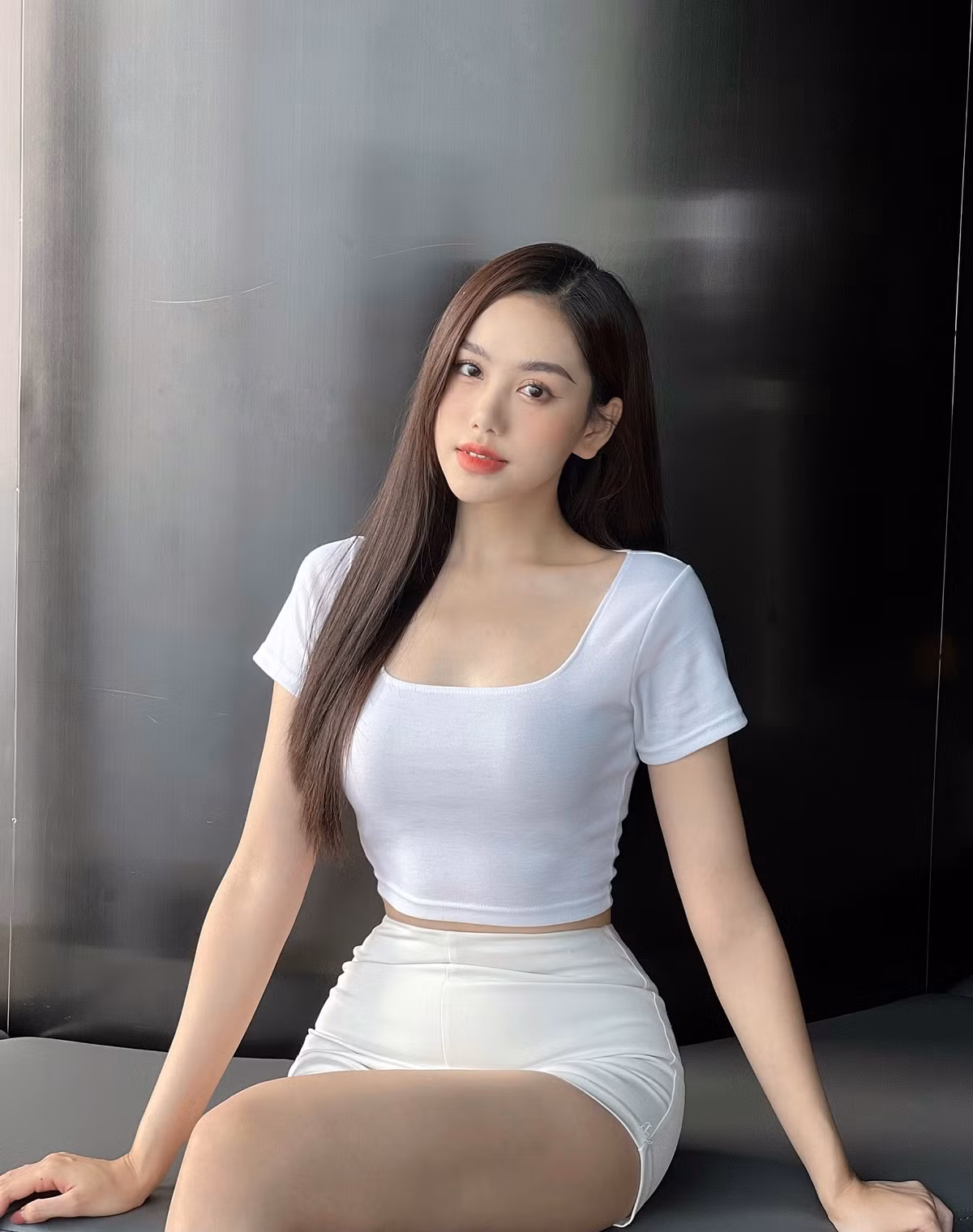 Hiện nay, cô nàng vẫn tranh thủ thời gian làm thêm công việc người mẫu cho các cửa hàng thời trang và nhiều chương trình khác.