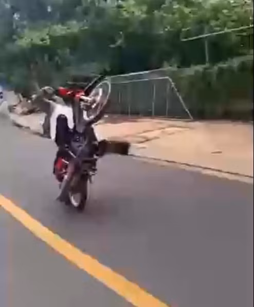 Mới đây, đoạn clip ghi lại mà bốc đầu xe máy của nam thanh niên dưới đây là một điển hình. Nhân vật chính đã nhận cái kết đắng và có lẽ đó là bài học nhớ đời.