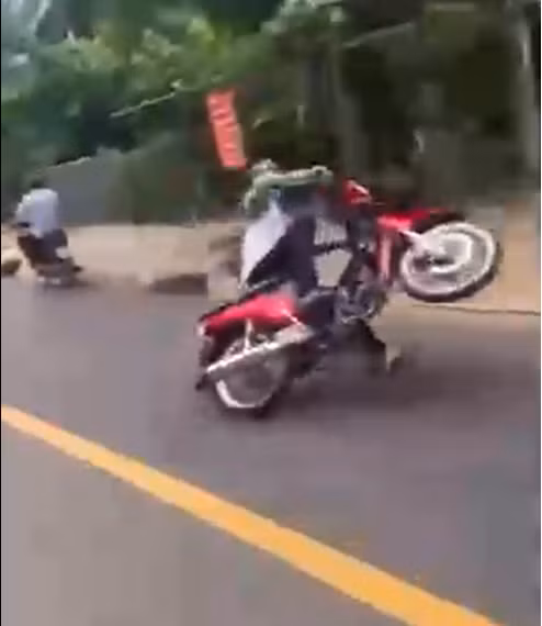 Trong đoạn clip khoảng 4 giây ngắn ngủi cho thấy, nam thanh niên điều khiển xe máy không đội mũ bảo hiểm, bốc đầu xe trên đường.