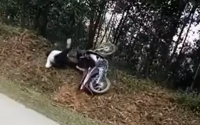 Dù bị pháp luật cấm tuyệt đối nhưng một bộ phận thanh niên vẫn coi việc bốc đầu là chuyện bình thường. Thậm chí, còn quay lại clip để chứng tỏ "tài nghệ" của mình rồi đăng tải lên mạng xã hội.