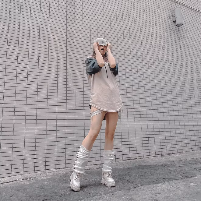 Hot girl TikTok Lê Bống từng không ít lần gây xôn xao khi để lộ hình ảnh trước - sau photoshop khác nhau một trời một vực.