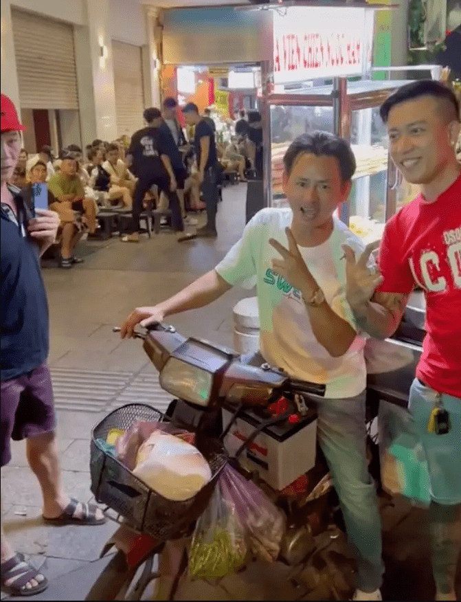 Trên trang cá nhân, Johnny Đặng thỉnh thoảng cũng cập nhật về chuyến đi.